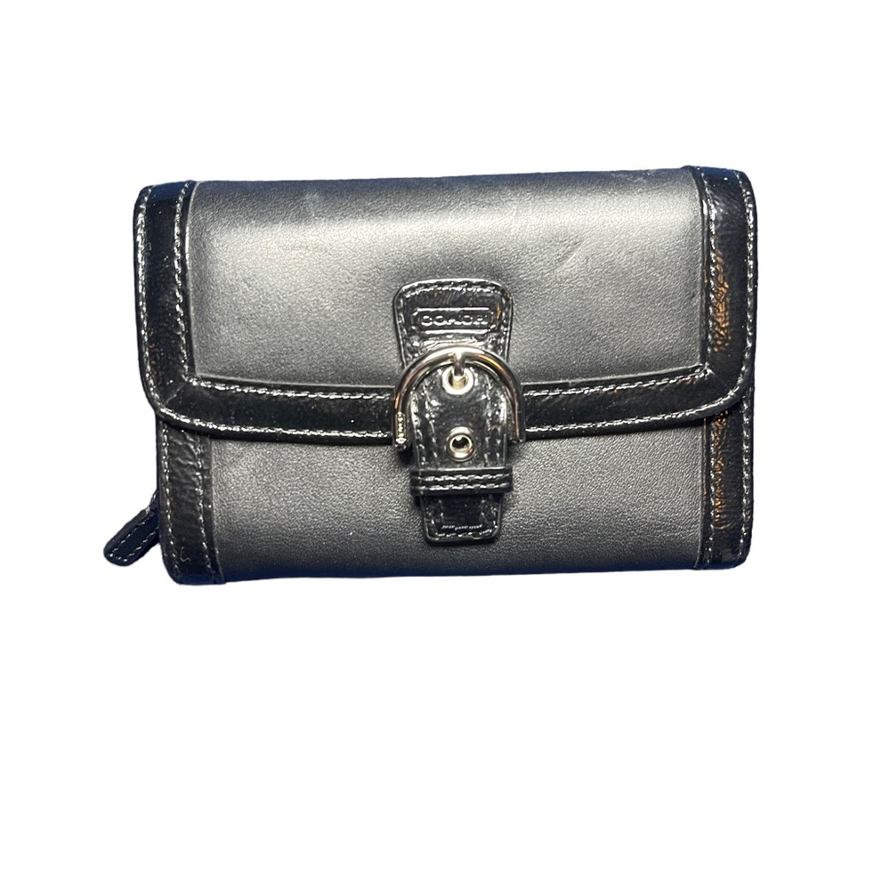 Coach Tri-fold wallet
Great condition (Few scuffs via pictures)